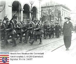 Darmstadt, 1914 August / Mobilmachung: an der Kunsthalle vorbeimarschierende Soldaten, flankiert bzw. begleitet von Zivilbevölkerung