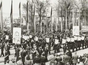 Dresden. Maidemonstration 1951 : Demonstrationszug von der Güntzstraße zum Straßburger Platz (Fucikplatz) in Dresden mit Sportlerabteilung und Parole "Nieder mit dem amerikanischen Sensationssport"