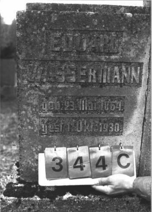 Grabstein 344 (Index: 100009410) Maße HxBxT: 149x152x20 cm Besonderheit: kulturhistorisch wertvoll / hist.-wiss. Gründe (Isaak: Schoah-Opfer); - Familiengrab: Grabstein 344C
