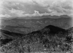 Panorama der ostbolivianischen Anden : Panorama. Blick von einem Hang der Stadt Monteagudo auf die ostbolivianischen Anden.