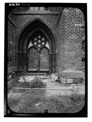 Neubrandenburg. Stadtkirche St. Marien (Wiederaufbau 1975-2001). Portal