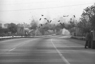 Sprengung der alten Brücke Hagsfeld-Grötzingen