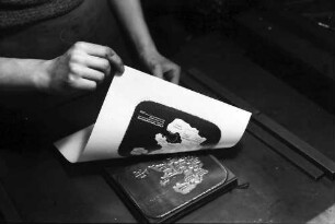 Internationale Handwerksschau Berlin Mai-Juli 1938: Buchdrucker: Abheben nach Andruck