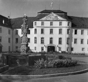 Bartenstein (Schrozberg-Bartenstein). Schloss Bartenstein (1711-1716 und 1756-1760; H. Wölfing). Ansicht mit Schloßbrunnen