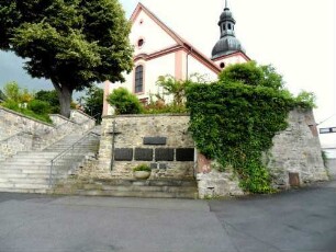 Großentaft-Ansicht von Westsüdwesten mit Kirche über Langhaus (Neubau 1740) über Kirchhofmauer mit Zugangstreppe (Wehrgang der Kirchhofmauer sowie Toranlage im 18 Jh abgetragen)