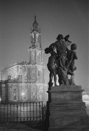 Dresden. Blick von der Brühlschen Terrasse zur Katholischen Hofkirche