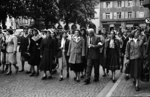 Freiburg: Schulklasse aus Lübeck bei Führung durch die Stadt, Rathausplatz