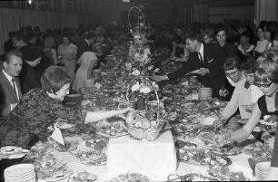 Freiburg: Stadthalle, Sturm auf das Buffet