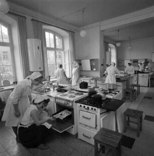 Ausbildung zur Hauswerklehrerin am Staatlichen Hauswirtschaftlichen Seminar in der Hertzstraße.
