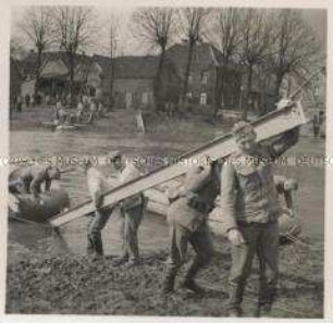 Wehrmachtssoldaten, Brückenbau, Pioniere bauen eine Fähre über den Fluß.