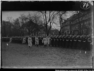 Parade des Feld-Artillerie-Regiments Nr. 46 auf dem Schlossplatz in Wolfenbüttel (älterer Positivabzug vorhanden) Enthält: Platte 7