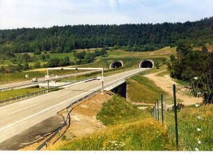 Schönbuchtunnel, km 607,724 - 608,350 Südportale. Unterführung Wirtschaftsweg in km 608,577