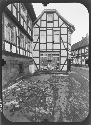 Nordhausen, Barfüßerstraße. Wohnhaus mit Laden und Durchfahrt. Giebelfront