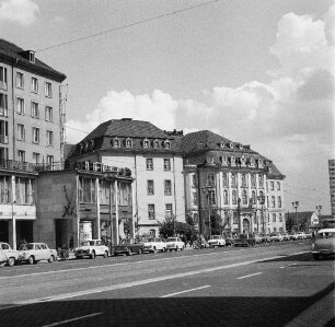 Dresden-Altstadt, Ernst-Thälmann-Straße (heute Wilsdruffer Straße) 6 und 2. Wohn- und Geschäftshaus mit Restaurant "Szeged" (1961-1962; G. Müller, G. Gruner) und Landhaus (Stadtmuseum; 1770-1776, F. A. Krubsacius)