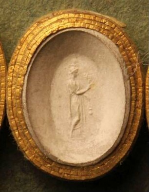Stehende Isis mit Sistrum und Gefäß (Daktyliothek, Erstes Mythologisches Tausend)
