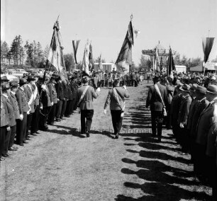 Volks- und Schützenfest: Schützenverein Klein Wesenberg und Umgebung von 1919 e.V.: Festplatz "Wesenberger Tannen": Aufmarsch der Schützenvereine: Einzug der Fahnenträger