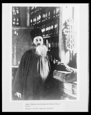 Mönch in der Bibliothek des Klosters Megisti Lavra