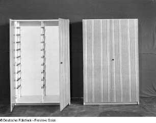 Schrank : Schulmöbel. Zwei Schränke (1972)