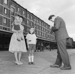 Ein Mann fotografiert seine Frau und die beiden Söhne