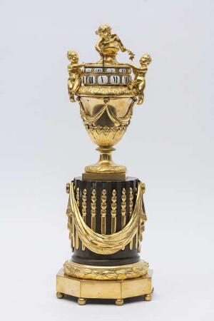 Isaak Ravené, Vasenuhr im Stil Louis XVI., um 1780, Inv. Nr. KH 2001/12