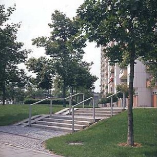 Hansjakob, Gottfried; München - Neuperlach Mitte; Wohnring Neuperlach - Außenraum, Grünanlage zur Straße hin, Treppenaufgang