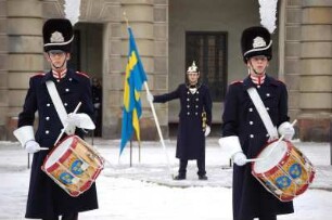 Stockholm - Wachaufzug am Schloss : Wachablösung vor dem Königlichen Schloss, Svea Livgarde, aufgenommen 2006 in Stockholm