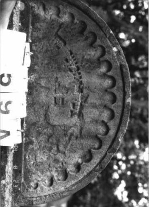 Grabstein 59 (Index: 100110844) Material: Sandstein Zustand: im Giebel stark verwittert mit großem Textverlust, sonst kleine Abschieferungen, am unteren Rand abgebrochen Maße HxBxT: 116x80x16 cm Beschreibung: Stele, Rundbogenabschluß mit Rundbogenfries und Verdachung, Schriftfelder eingetieft: Grabstein 59A