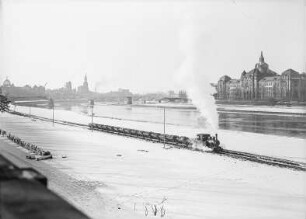 Dresden. Trümmerbahn am Terrassenufer und Ministerialgebäude : Dresden, Trümmerbahn, Terrassenufer