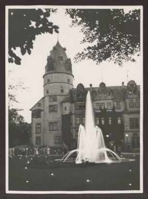 Beleuchteter Springbrunnen vor dem Schloss. Detmold, Schlossplatz