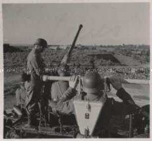 Wehrmachtssoldaten, Marine-Artillerie sichert den Luftraum.