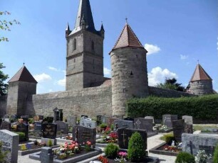 Ansicht von Nordosten mit Kirchturm über Kirchhofmauer sowie Ost- Nordost und Nordturm