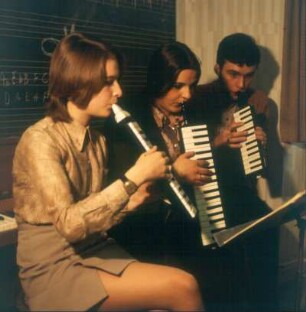 Trossingen. Schülergruppe beim Melodica-Unterricht