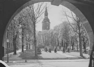 Bad Lausick. Ehrenmal für die im Ersten Weltkrieg Gefallenen (Entwurf . Blick gegen den Turm der St.-Kilian-Kirche (um 1105)
