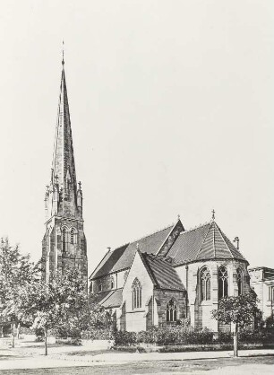 Dresden. Englische Kirche : Dresden, Wiener Straße, Ecke Eliasstraße, Anglikanische oder Englische Kirche, erbaut 1868-1869, aus: Dresdener Architektur-Album : Bauten und Entwürfe, Dresden 1875, S. 132.