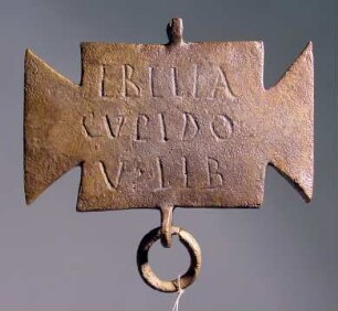 Tabula ansata. Votivtäfelchen mit lateinischer Inschrift EBILIA / CVPIDO / V. LIB