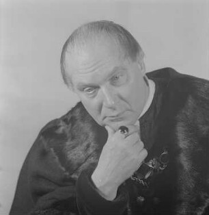 Szenenbilder aus dem Drama "Die Verschwörung des Fiesco zu Genua" von Friedrich Schiller im Theater am Schiffbauerdamm Berlin : Rollenporträt von Lothar Firmans als Verrina