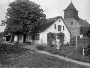 Weg zu einer Kirche mit hölzernem Turm
