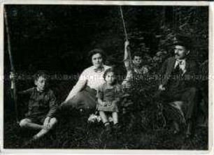 Karl Liebknecht mit seiner Frau Sophie und den Kindern aus erster Ehe bei Ferien im Erzgebirge