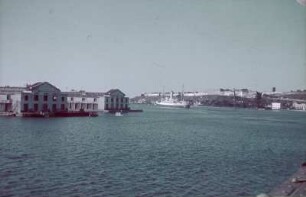 Kuba, Havanna. Blick von Bord eines Schiffes auf den Hafen mit den Hafengebäuden