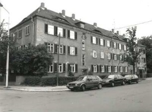 Dresden-Trachau. Wohnsiedlung Bauverein Gartenheim (um 1926/1927; P. Beck (?)). Wohnhaus, Aachener Straße 50/48. Eckansicht mit Heckeneinfriedung