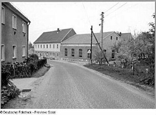 Klipphausen-Scharfenberg, Scharfenberger Straße (ehem. Naustadt 14 b). Ehem. Gasthof mit Saalanbau (heute Gemeindehaus, Turnhalle; bez. 1847)