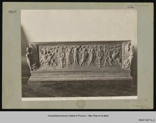 Truhe mit antikisierendem Figurenrelief