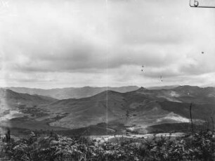 Landschaft : Blick von einer Anhöhe in ein Tal und auf bergige Umgebung