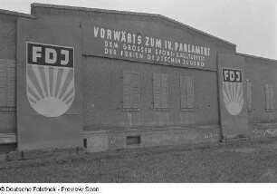 Sichtwerbung für das IV. Parlament der FDJ