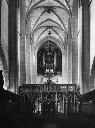 Budapest. Inneres einer gotischen Kirche. Blick zur Orgelempore