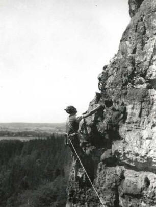 Sächsische Schweiz. Schrammsteine, Vorderer Torstein. Seilschaft K. Gonda am Erkerweg (VIIa)