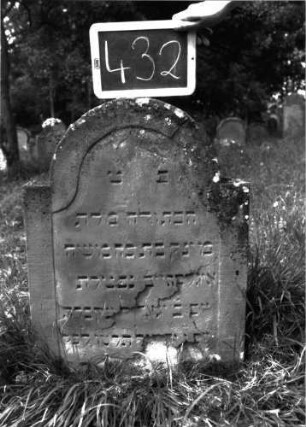 Grabstein 432 (Index: 100102758) Material: Sandstein Zustand: stark verwittert, abgeblättert, teilweiser Textverlust Maße HxBxT: 78x57x9 cm Beschreibung: Stele, eingezogener Rundbogenabschluss, Schriftfeld eingetieft mit Konvexbogenabschluss: Grabstein 432