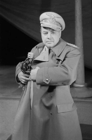 Szenenbilder aus dem Drama "Der große Verrat" von Ernst Fischer (in der 2. Besetzung) am Deutschen Theater Berlin : Rollenporträt von Willy A. Kleinau als Pablo Malabranca