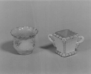 Blumenübertopf mit zwei Henkeln : Vase und Blumenübertopf (um 1925; wohl K. Feuerriegel)