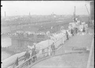 Blick vom Deck des Hochseepassagierdampfers "Bremen" auf die Anlegestelle und das Abfertigungsgebäudes des Norddeutschen Lloyd, Pier 4, im Hafen von New York